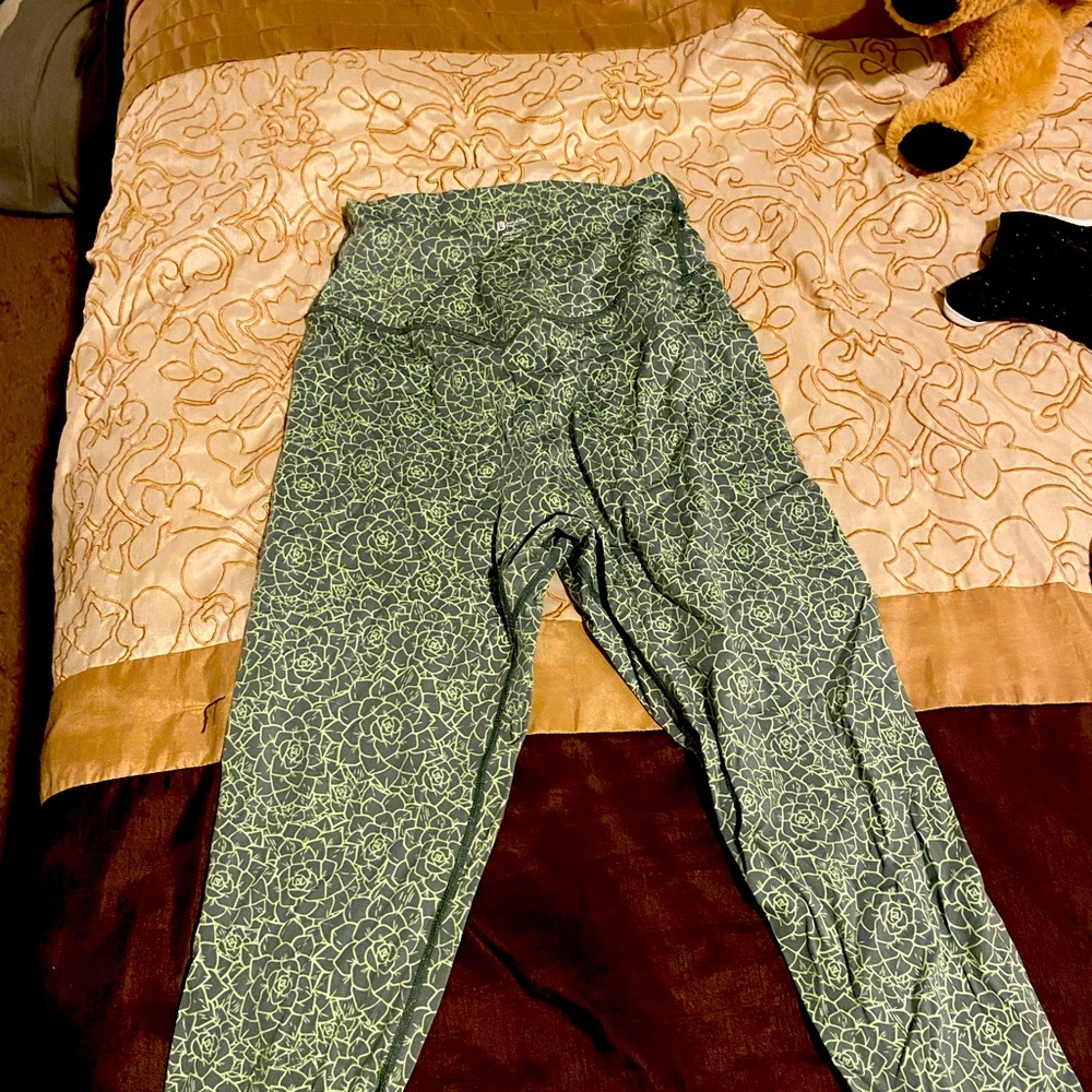 Buffbunny cross waist leggings size medium